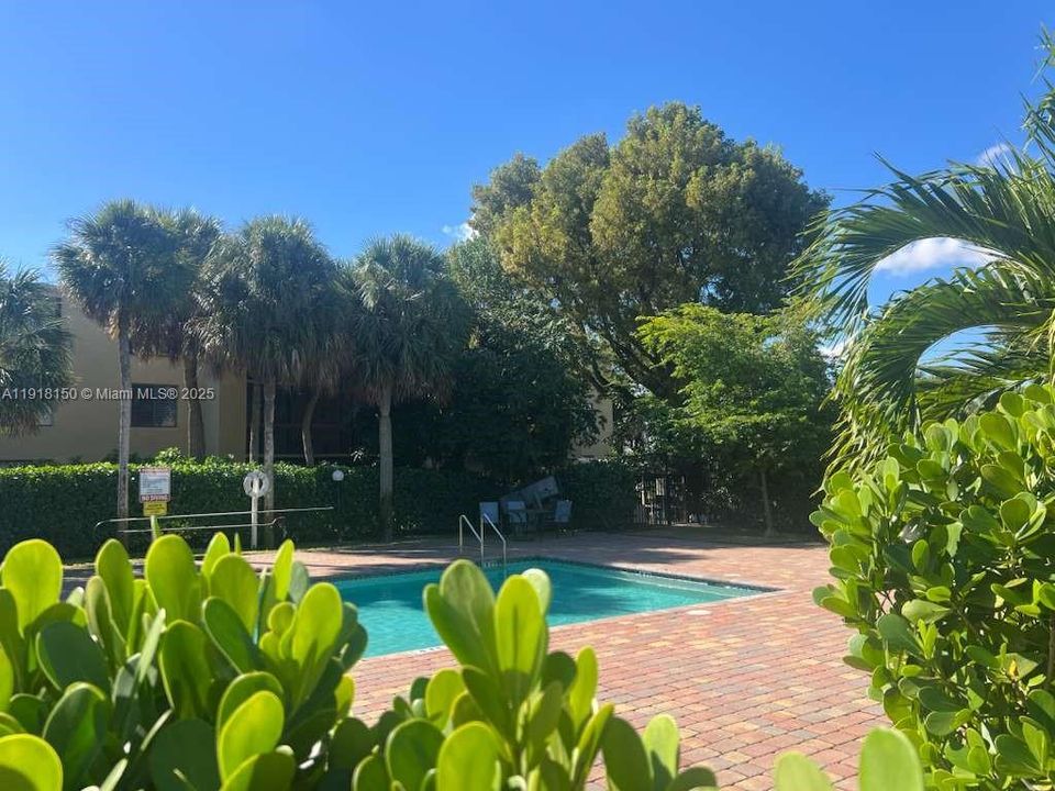 For Sale: $310,000 (2 beds, 1 baths, 1095 Square Feet)