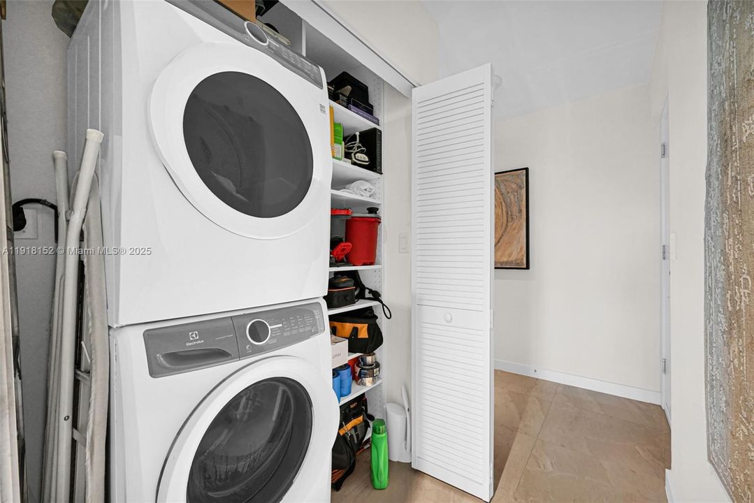 For Rent: $4,990 (2 beds, 2 baths, 1213 Square Feet)