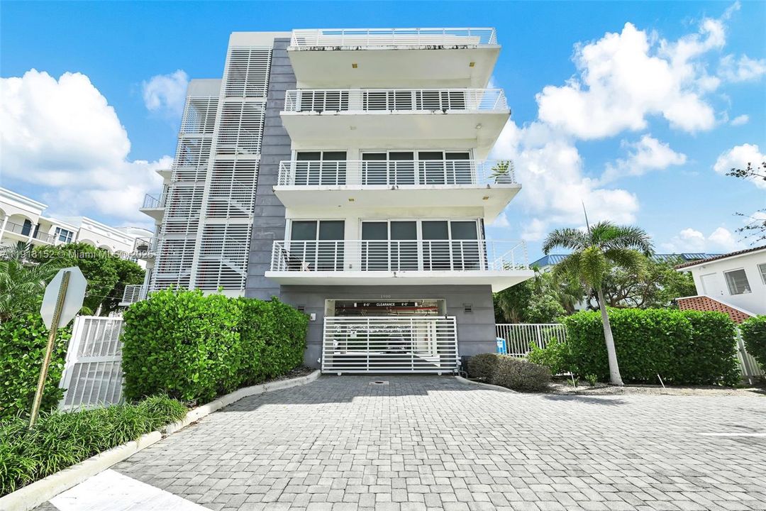 For Rent: $4,990 (2 beds, 2 baths, 1213 Square Feet)