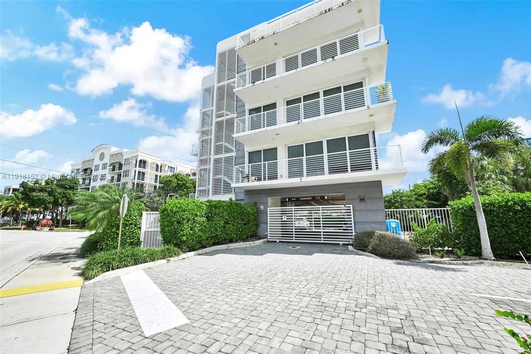 For Rent: $4,990 (2 beds, 2 baths, 1213 Square Feet)