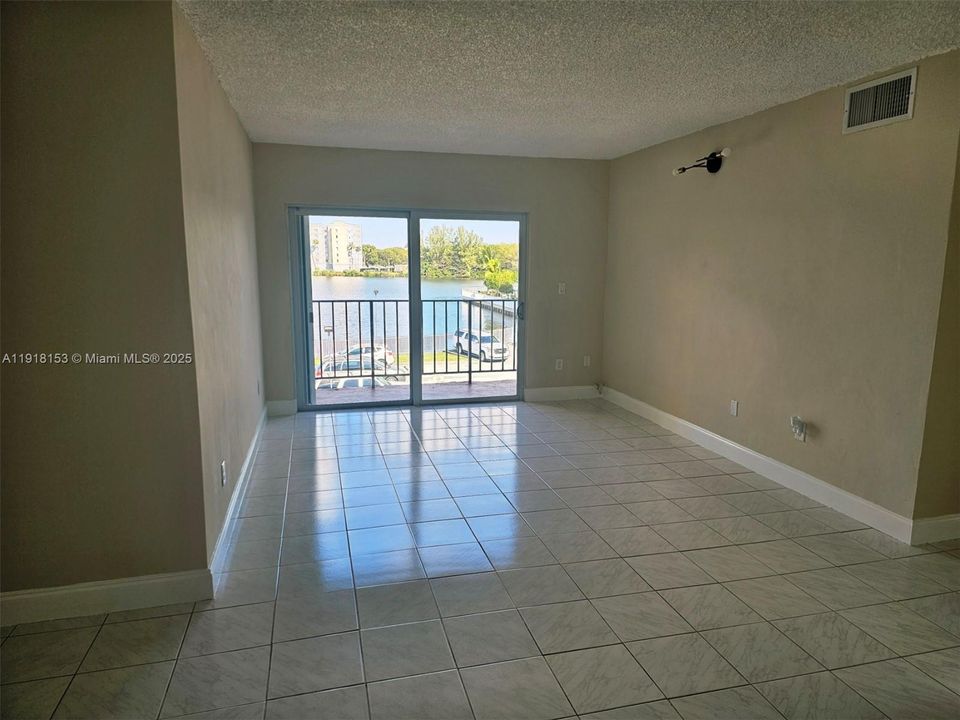 For Sale: $275,000 (2 beds, 2 baths, 852 Square Feet)