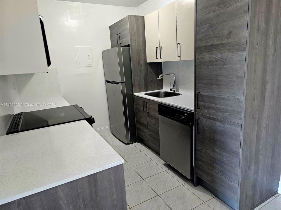 For Sale: $275,000 (2 beds, 2 baths, 852 Square Feet)