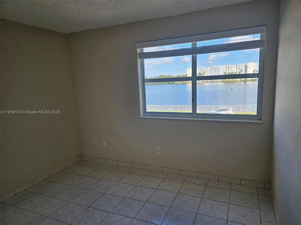 For Sale: $275,000 (2 beds, 2 baths, 852 Square Feet)