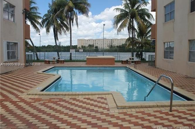 For Sale: $275,000 (2 beds, 2 baths, 852 Square Feet)