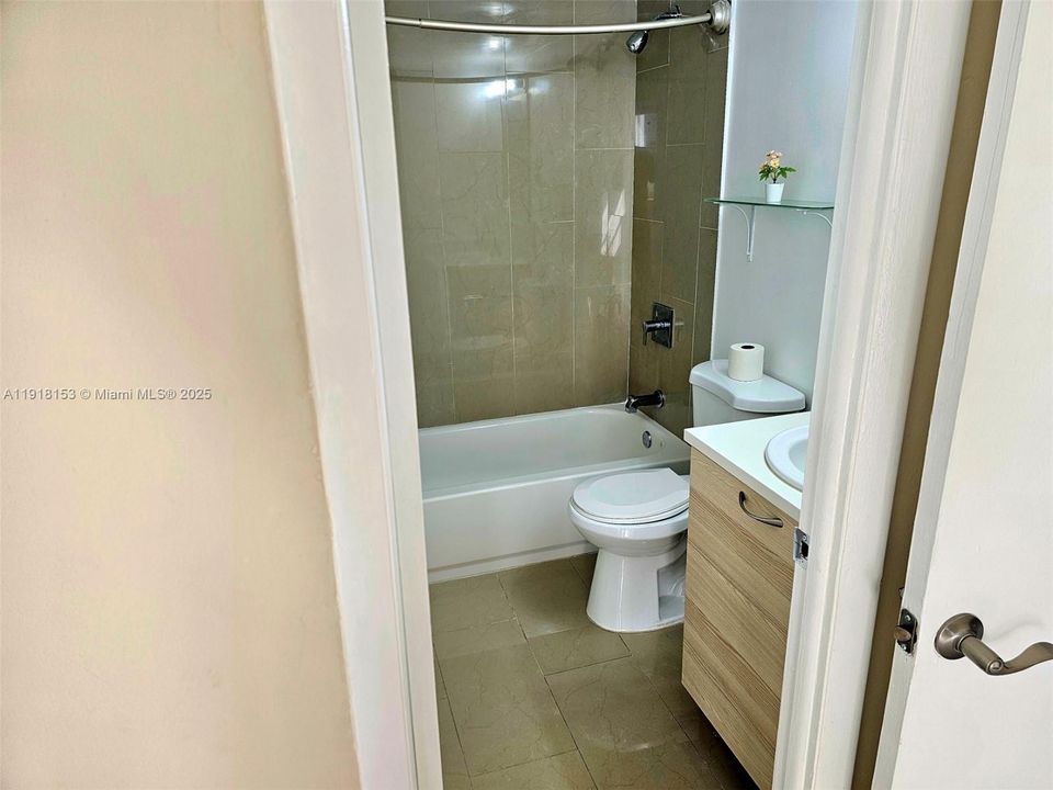 For Sale: $275,000 (2 beds, 2 baths, 852 Square Feet)