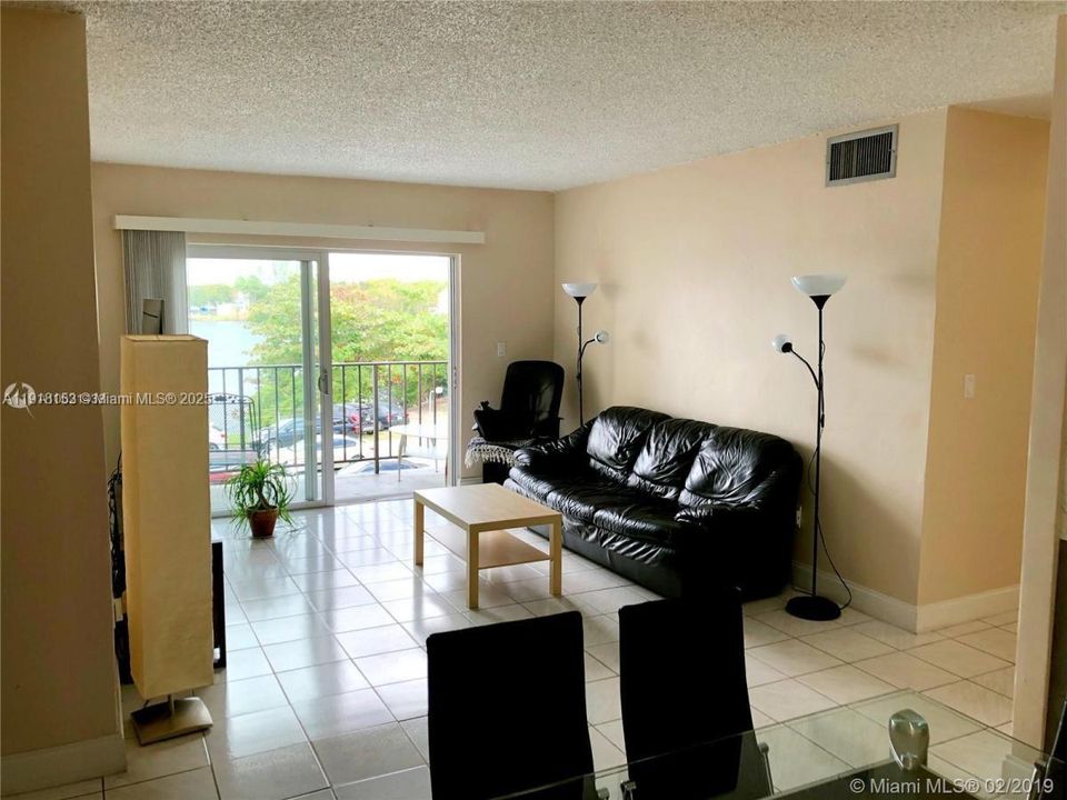 For Sale: $275,000 (2 beds, 2 baths, 852 Square Feet)