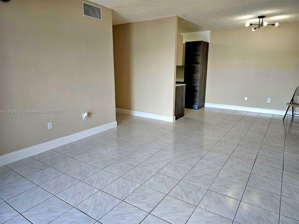 For Sale: $275,000 (2 beds, 2 baths, 852 Square Feet)