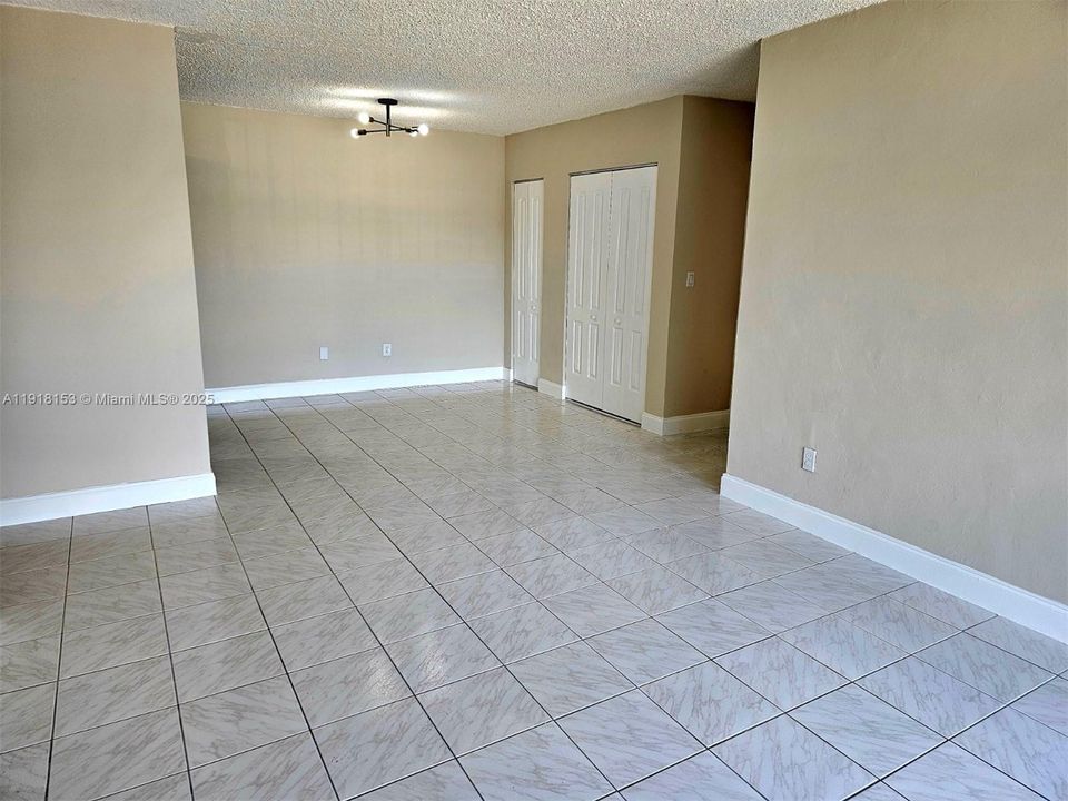 For Sale: $275,000 (2 beds, 2 baths, 852 Square Feet)