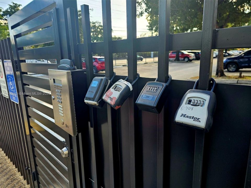 For Sale: $275,000 (2 beds, 2 baths, 852 Square Feet)