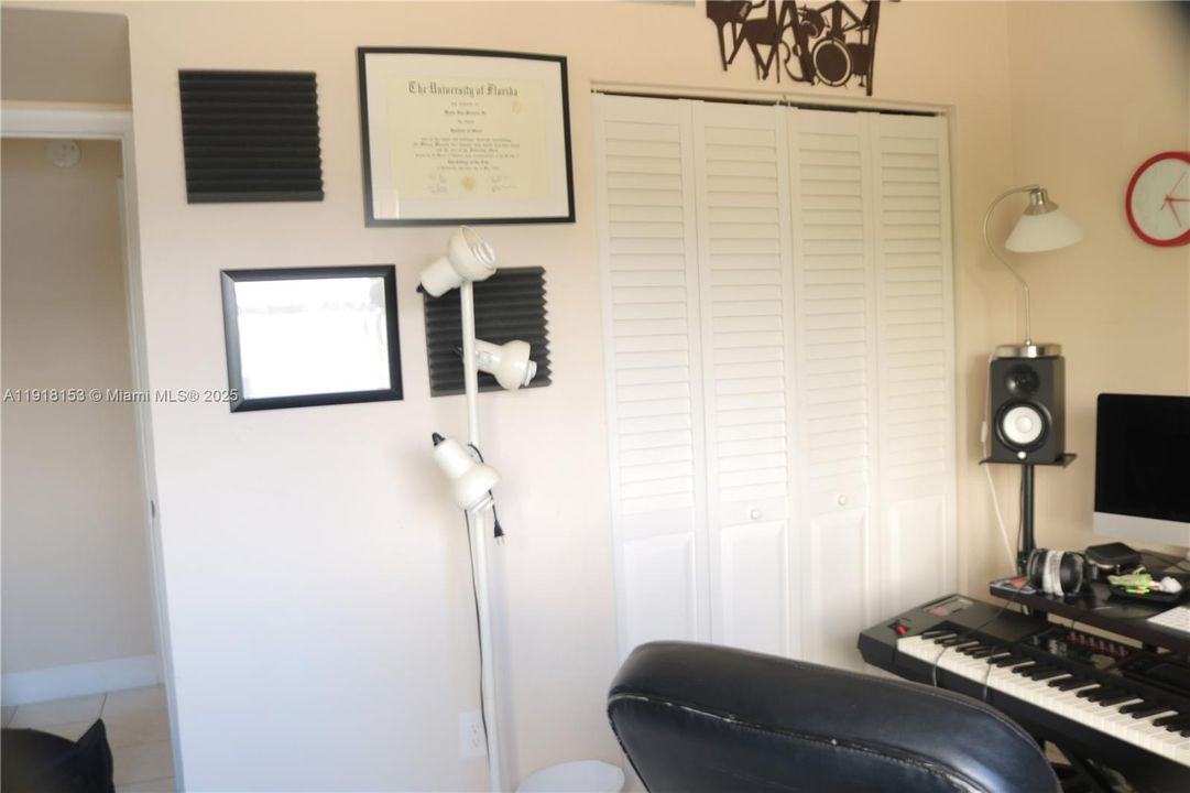 For Sale: $275,000 (2 beds, 2 baths, 852 Square Feet)