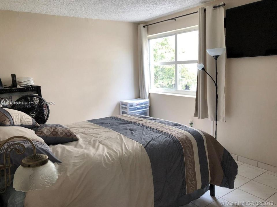 For Sale: $275,000 (2 beds, 2 baths, 852 Square Feet)