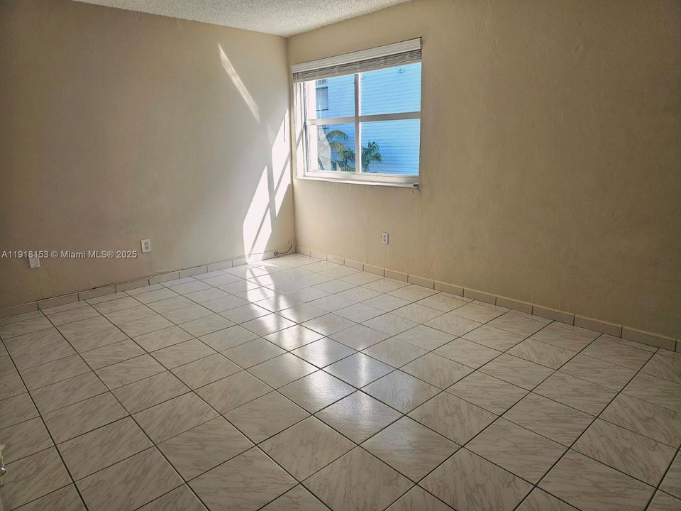 For Sale: $275,000 (2 beds, 2 baths, 852 Square Feet)