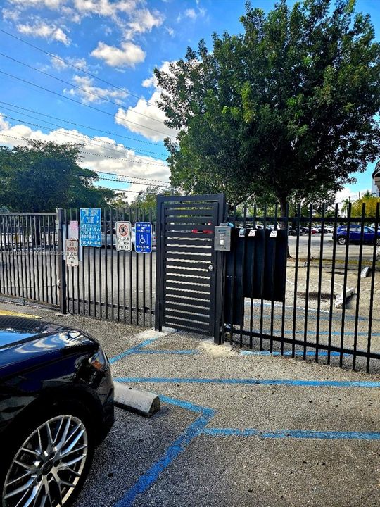 For Sale: $275,000 (2 beds, 2 baths, 852 Square Feet)