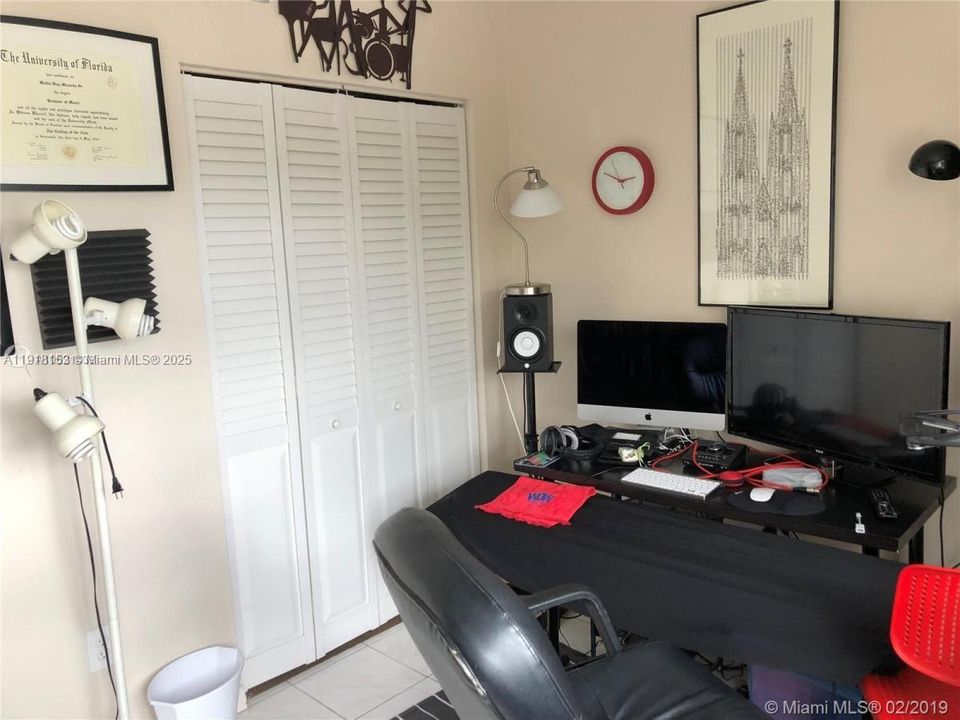 For Sale: $275,000 (2 beds, 2 baths, 852 Square Feet)