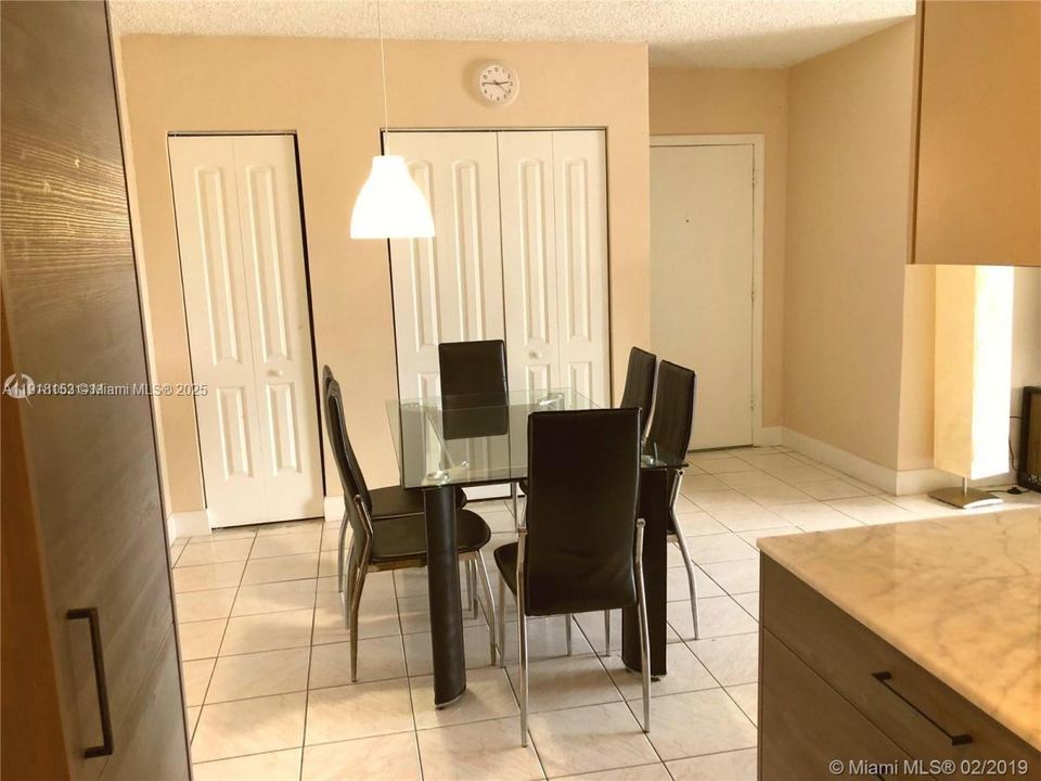 For Sale: $275,000 (2 beds, 2 baths, 852 Square Feet)