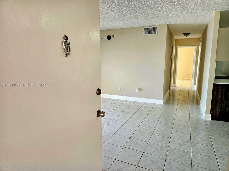 For Sale: $275,000 (2 beds, 2 baths, 852 Square Feet)