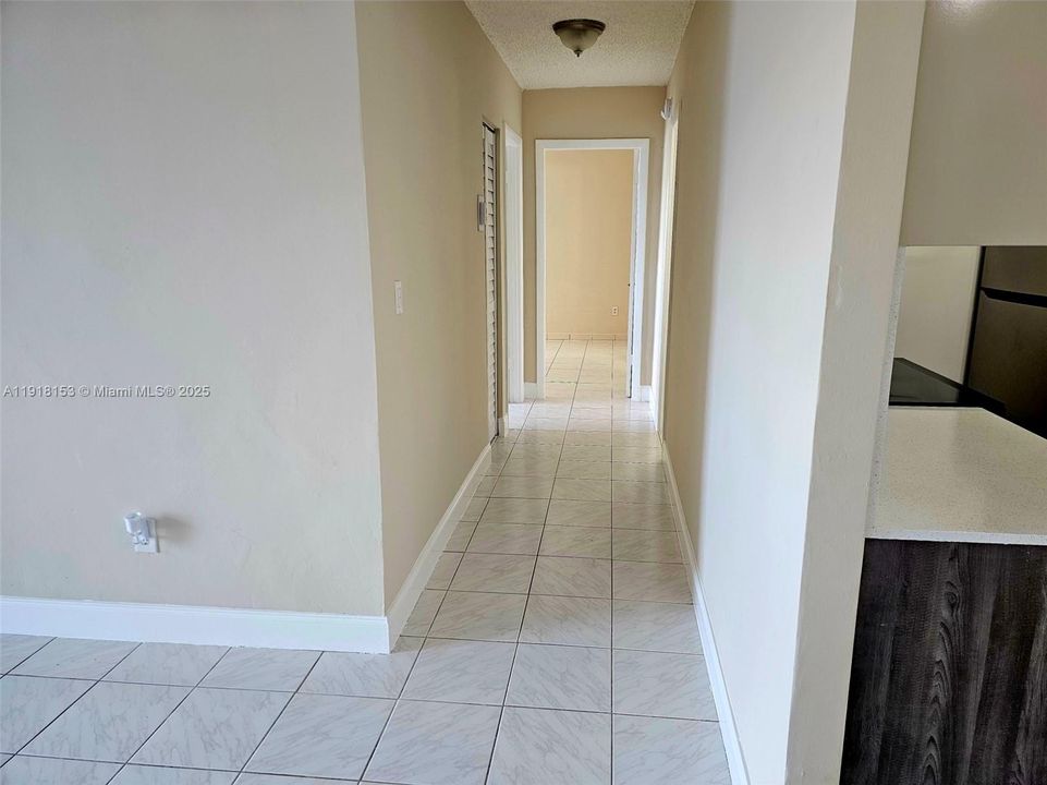 For Sale: $275,000 (2 beds, 2 baths, 852 Square Feet)