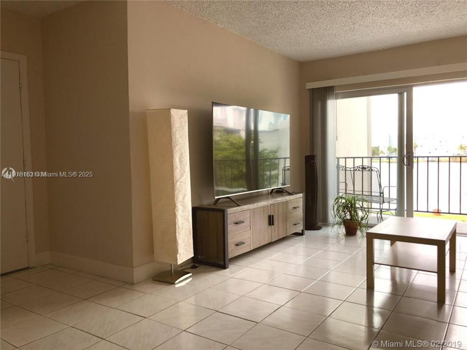 For Sale: $275,000 (2 beds, 2 baths, 852 Square Feet)