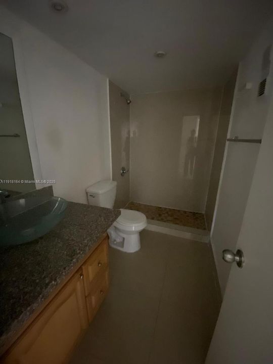 For Rent: $1,750 (1 beds, 1 baths, 870 Square Feet)