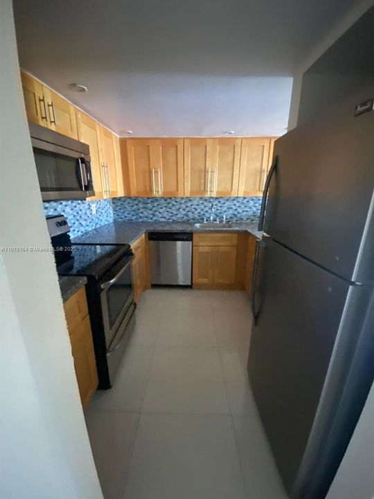 For Rent: $1,750 (1 beds, 1 baths, 870 Square Feet)