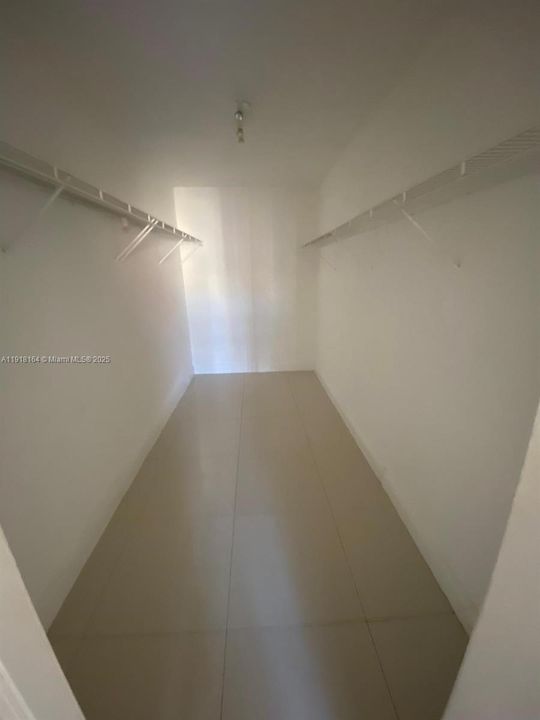 For Rent: $1,750 (1 beds, 1 baths, 870 Square Feet)