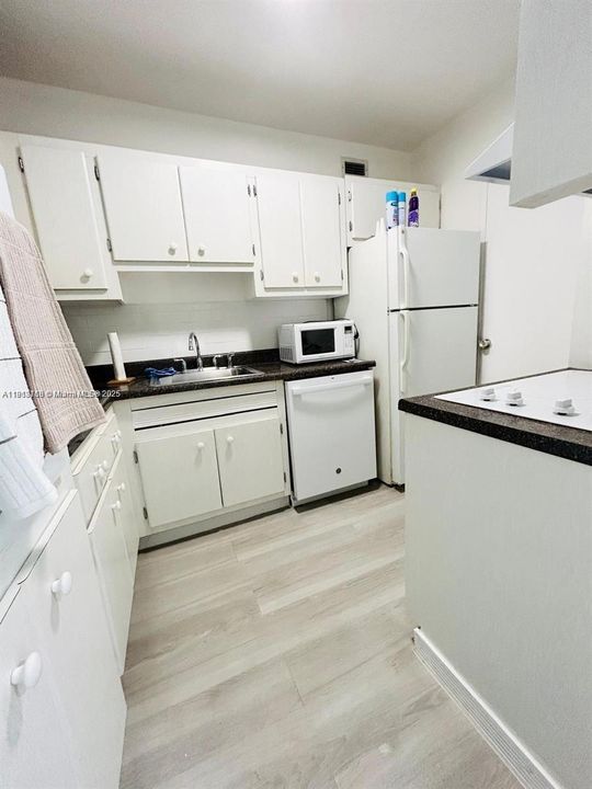For Sale: $479,900 (1 beds, 1 baths, 675 Square Feet)