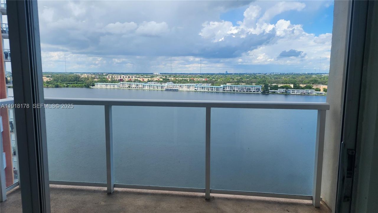 В аренду: $1,800 (1 спален, 2 ванн, 861 Квадратных фут)