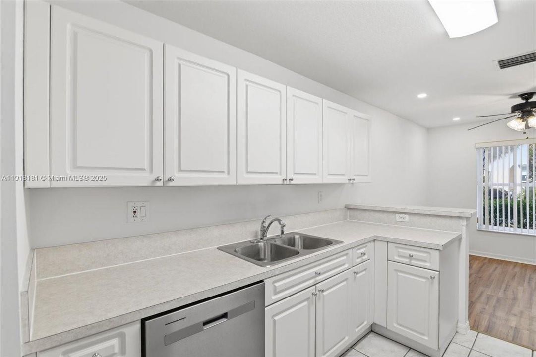 For Rent: $3,200 (3 beds, 2 baths, 1368 Square Feet)