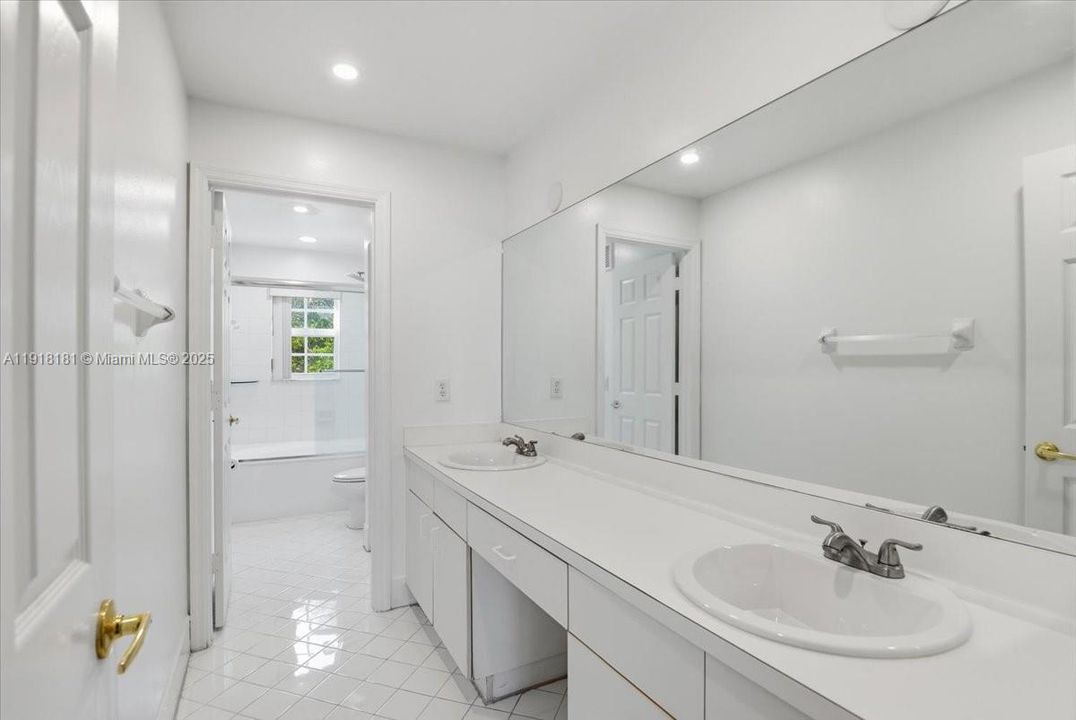 For Rent: $3,200 (3 beds, 2 baths, 1368 Square Feet)