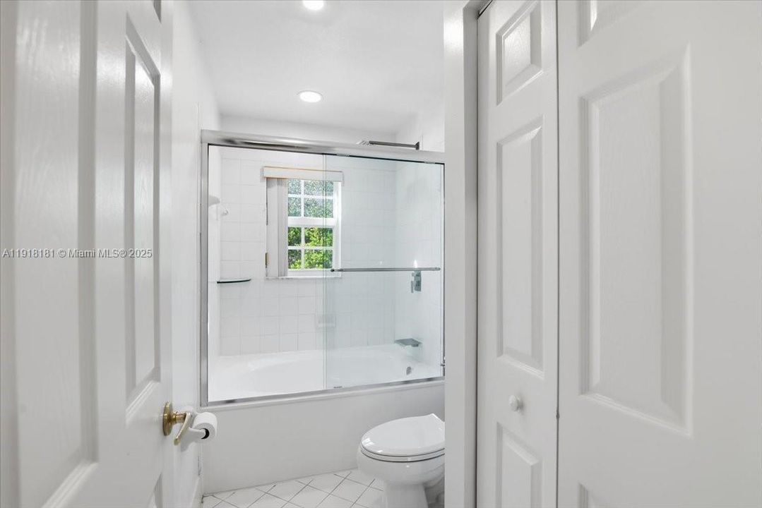 For Rent: $3,200 (3 beds, 2 baths, 1368 Square Feet)