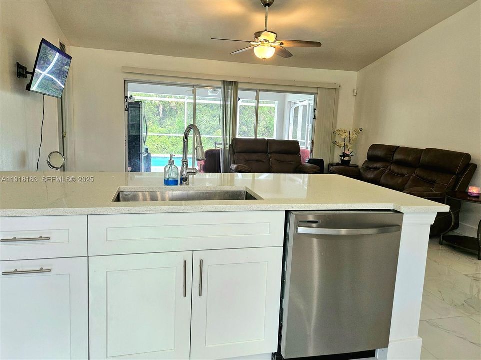 For Sale: $329,995 (3 beds, 2 baths, 1274 Square Feet)