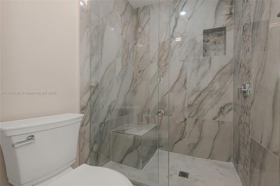 Activo con contrato: $3,795 (3 camas, 2 baños, 1687 Pies cuadrados)