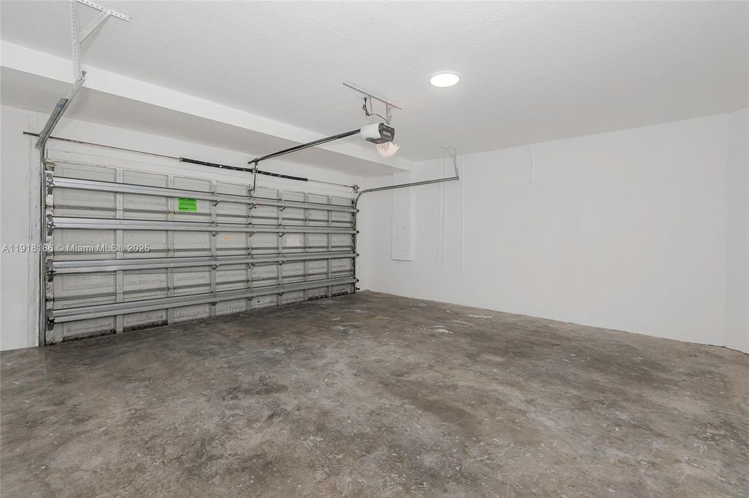 Activo con contrato: $3,795 (3 camas, 2 baños, 1687 Pies cuadrados)