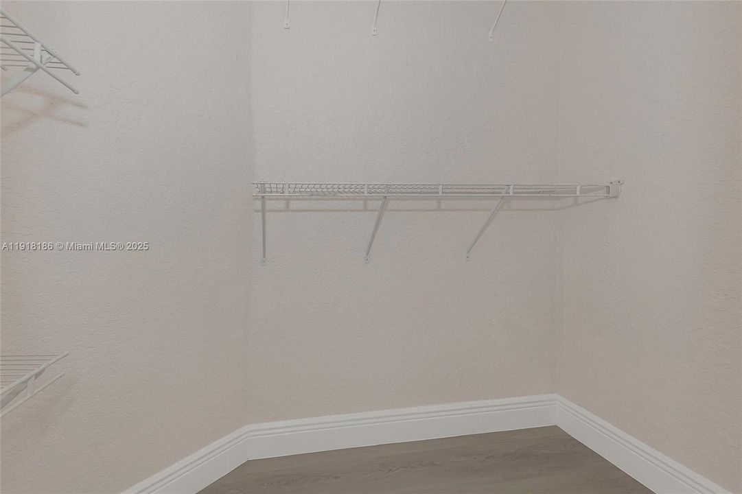 Activo con contrato: $3,795 (3 camas, 2 baños, 1687 Pies cuadrados)