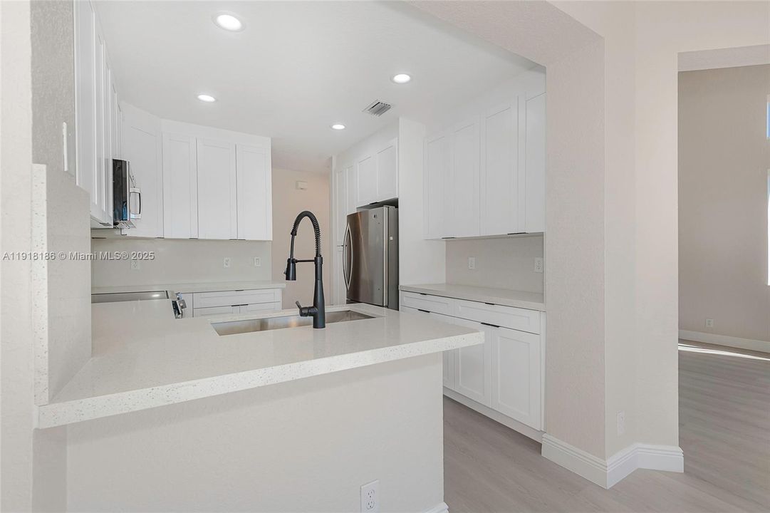 Activo con contrato: $3,795 (3 camas, 2 baños, 1687 Pies cuadrados)