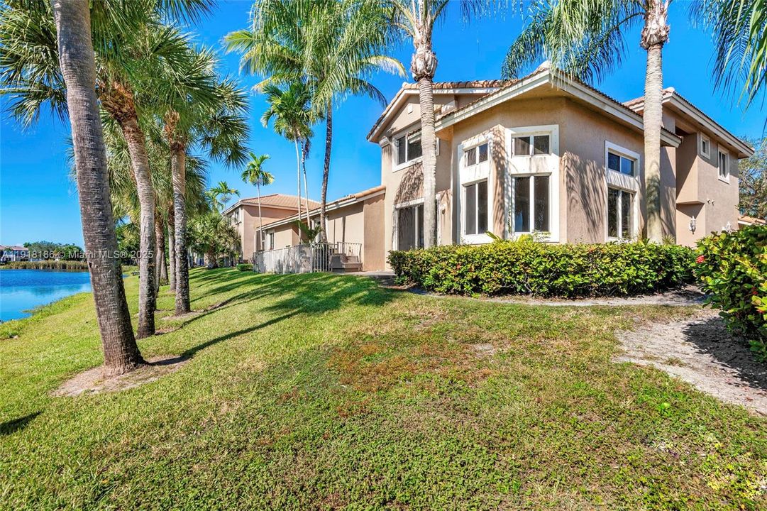 Activo con contrato: $3,795 (3 camas, 2 baños, 1687 Pies cuadrados)