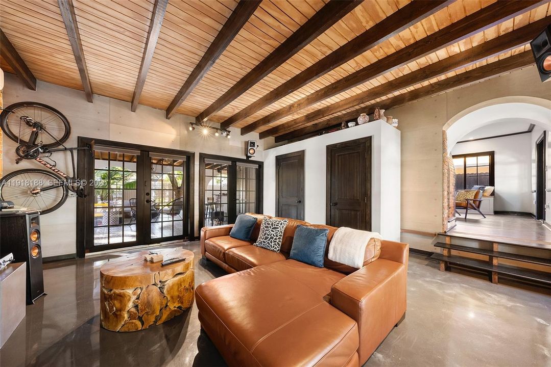 На продажу: $1,650,000 (3 спален, 2 ванн, 2209 Квадратных фут)