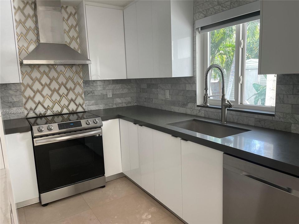 For Rent: $4,980 (4 beds, 3 baths, 1194 Square Feet)