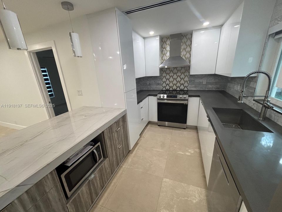 For Rent: $4,980 (4 beds, 3 baths, 1194 Square Feet)