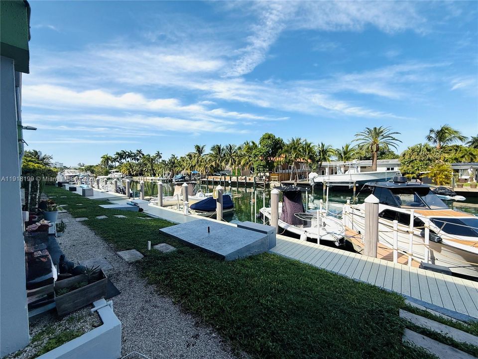 Active With Contract: $1,985 (1 beds, 1 baths, 631 Square Feet)