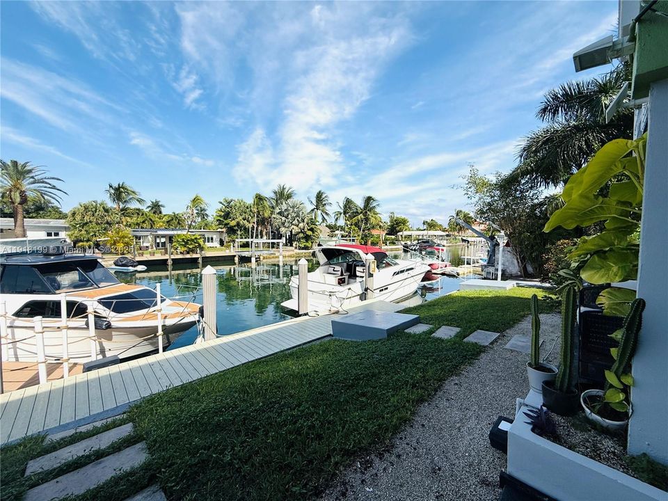 Active With Contract: $1,985 (1 beds, 1 baths, 631 Square Feet)