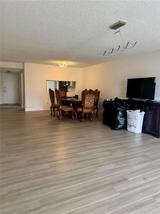 For Sale: $305,000 (2 beds, 2 baths, 1405 Square Feet)