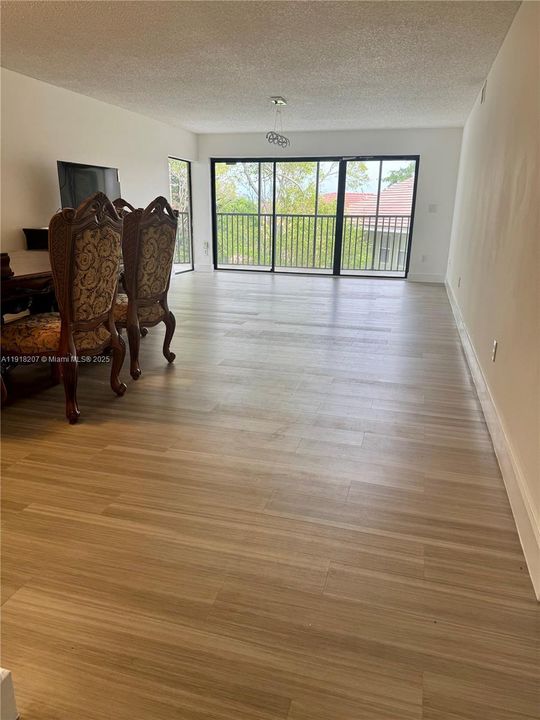 For Sale: $305,000 (2 beds, 2 baths, 1405 Square Feet)