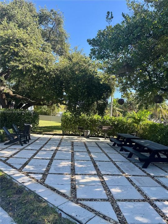 For Sale: $305,000 (2 beds, 2 baths, 1405 Square Feet)