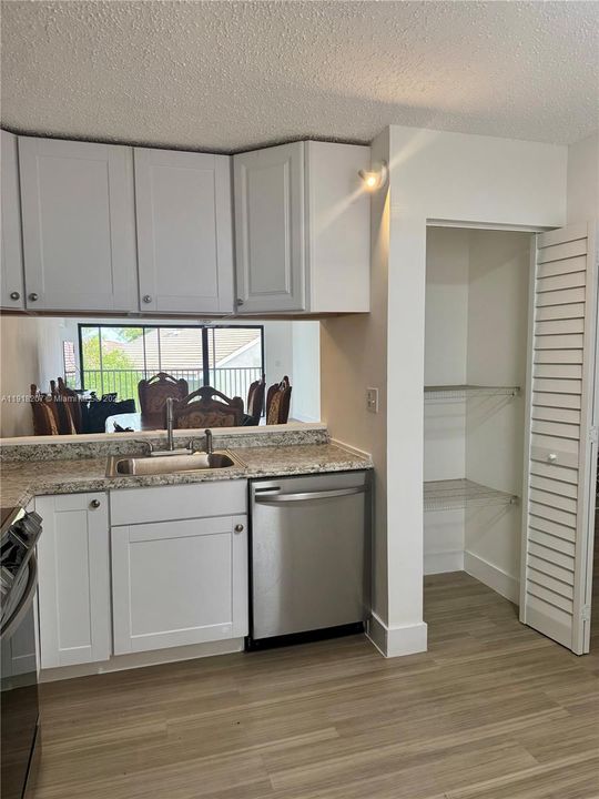 For Sale: $305,000 (2 beds, 2 baths, 1405 Square Feet)