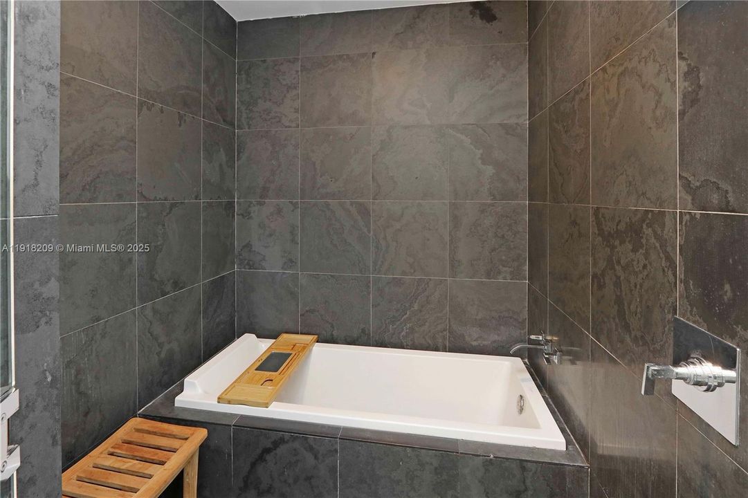 For Rent: $7,000 (2 beds, 3 baths, 1450 Square Feet)