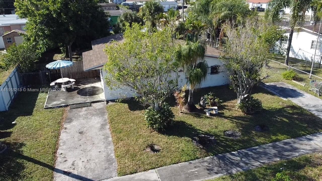 For Sale: $320,000 (2 beds, 1 baths, 906 Square Feet)