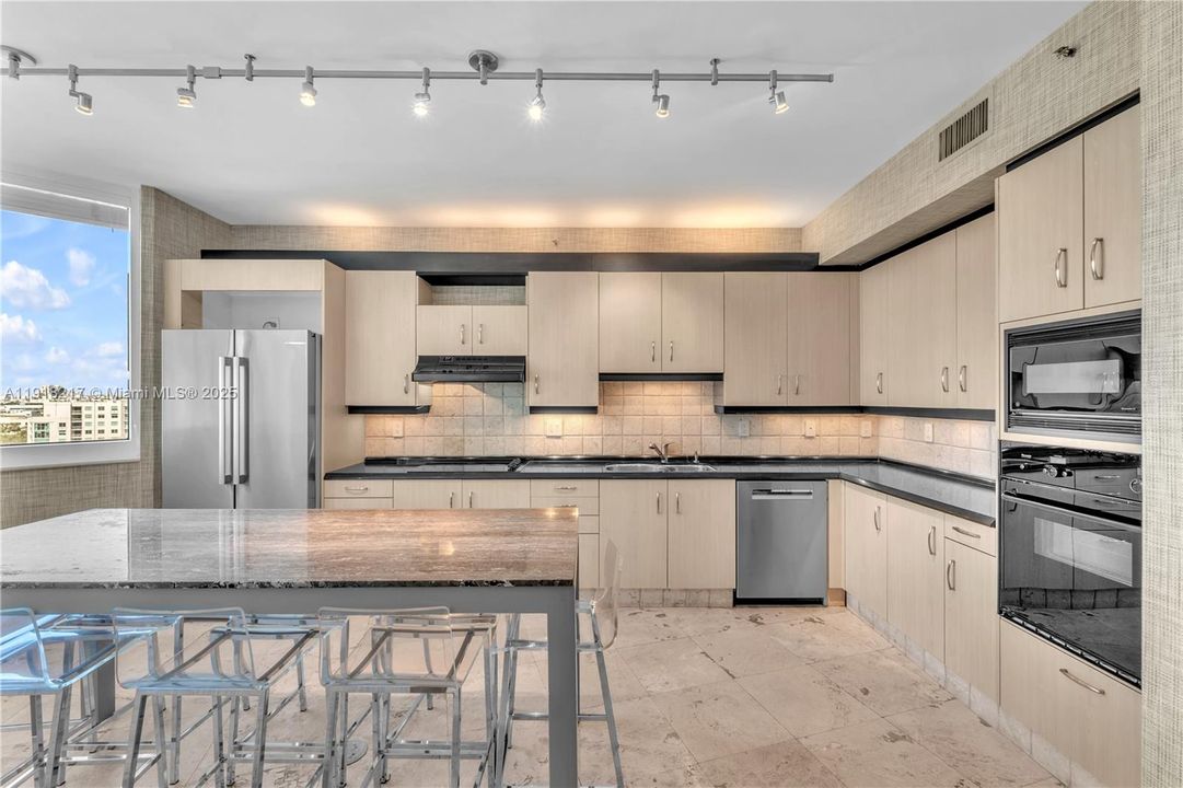 For Sale: $1,385,000 (1 beds, 2 baths, 1160 Square Feet)