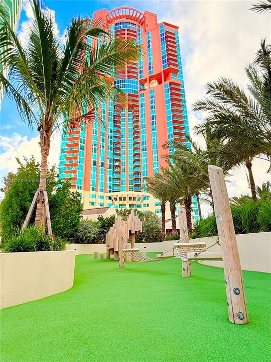 For Sale: $1,385,000 (1 beds, 2 baths, 1160 Square Feet)