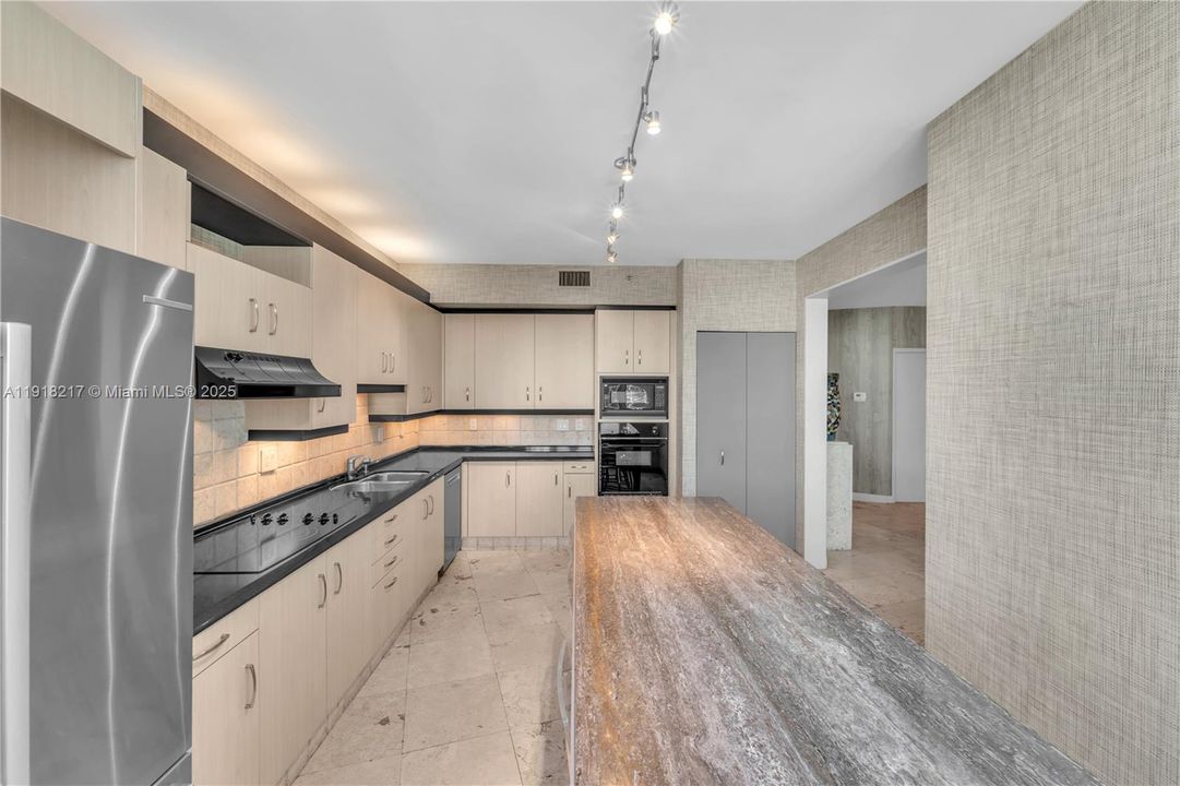 For Sale: $1,385,000 (1 beds, 2 baths, 1160 Square Feet)